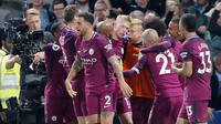 Para pemain Manchester City merayakan gol yang dicetak oleh Kevin De Bruyne ke gawang Chelsea pada laga Premier League di Stadion Stamford Bridge, London, Sabtu (30/9/2017). Chelsea kalah 0-1 dari City. (AP/Frank Augstein)