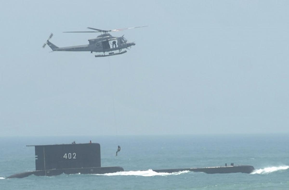 Aksi prajurit selamatkan awak kapal selam dalam peringatan HUT TNI