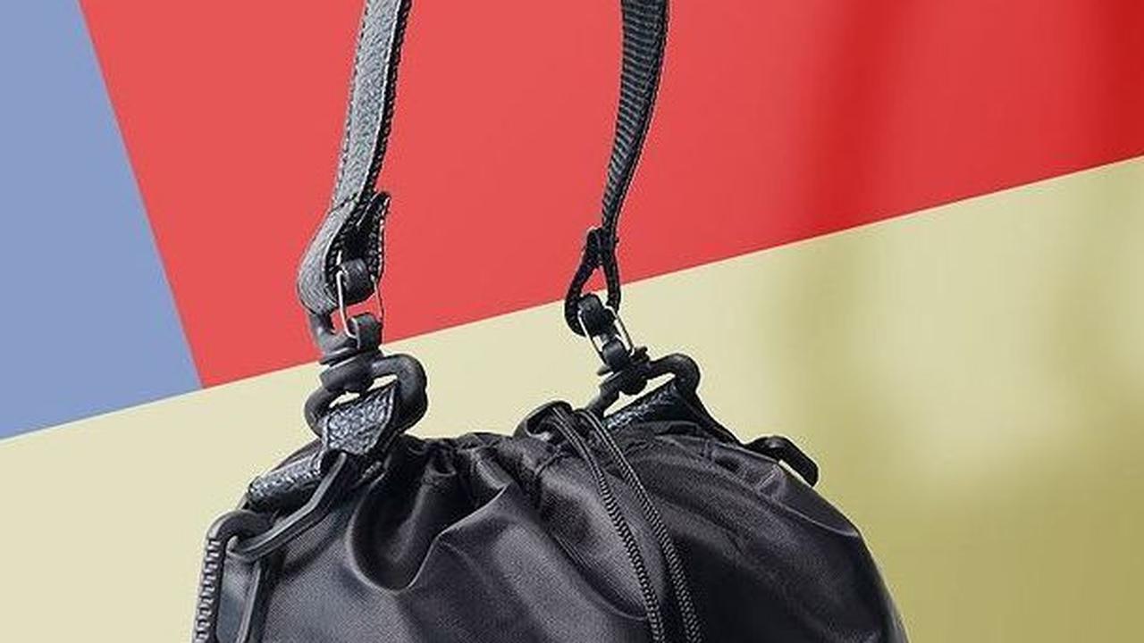 6. Keyk Crossbody Drawstring Bag, Cocok untuk Sehari-hari