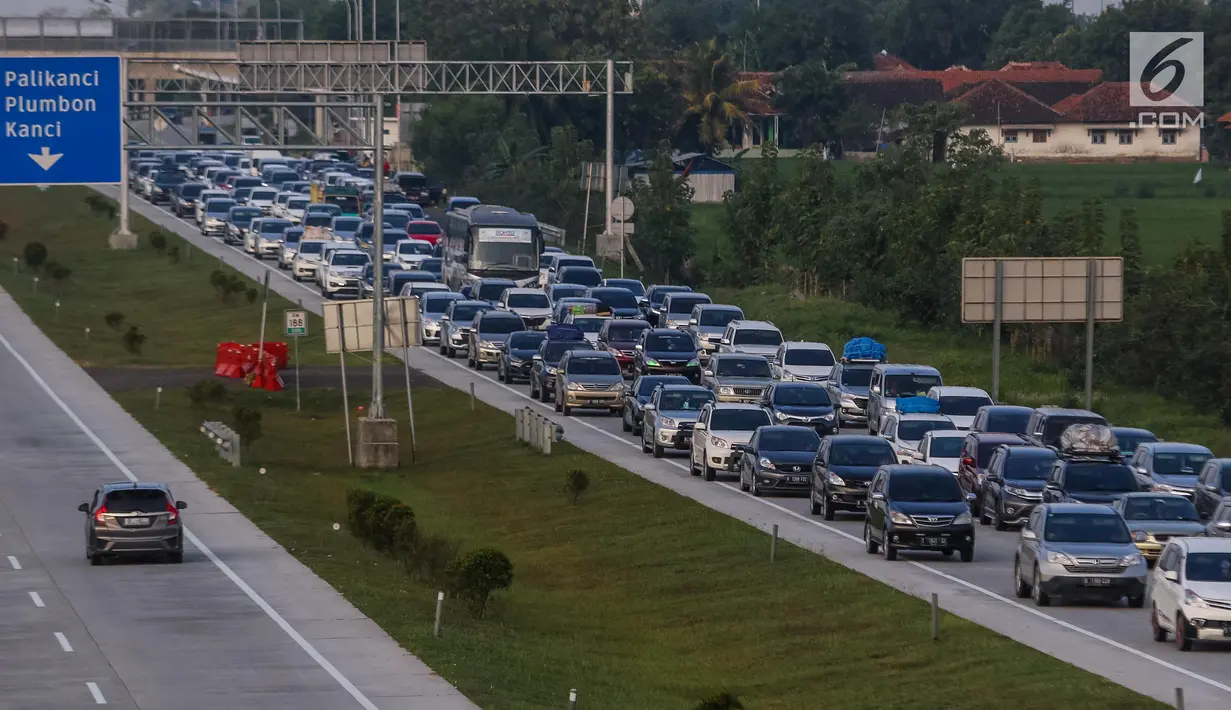 Suasana di gerbang tol Palimanan Cipali, Jawa Barat, Kamis (29/6). Memasuki H+4 Lebaran, arus balik dari Jawa Tengah menuju Jakarta masih terpantau padat dan puncak arus balik diprediksi terjadi H+5 dan H+6. (Liputan6.com/Faizal Fanani)
