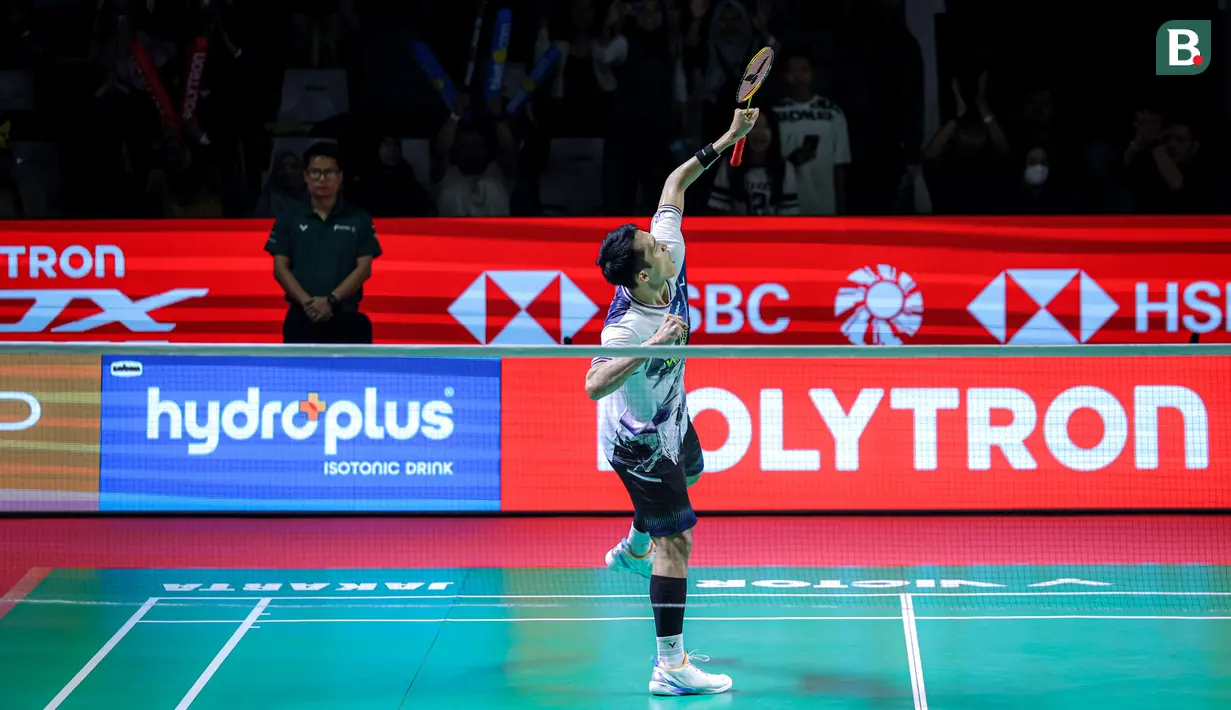Pebulu tangkis tunggal putra Indonesia, Jonatan Christie merayakan kemenangan atas kompatriotnya, Alwi Farhan dalam babak 16 besar Indonesia Open 2026 di Istora Senayan, Jakarta, Kamis (04/06/2026). (Bola.com/Bagaskara Lazuardi)