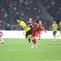 Penggawa timnas Indonesia Calvin Verdonk beraksi melawan Malaysia pada laga Grup A FIFA ASEAN Cup 2026 di Stadion Utama Gelora Bung Karno, Senin (28/9/2026). (KLY/Budy Susanto)