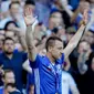 Kapten tim Chelsea John Terry mendapat penghormatan yang meriah dari rekan dan penggemarnya usai berakhirnya pertandingan melawan Sunderland di Stamford Bridge, Inggris, Minggu (21/5). (AP Photo/ Frank Augstein)