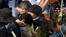 Sejumlah Warga berdoa pada saat peringatan 70 tahun meledaknya bom atom di Hiroshima, Jepang, (6/8/2015). 140.000 penduduk Jepang tewas akibat Bom Atom. (REUTERS/Thomas Peter)