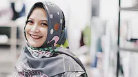 Hijab bermotif ini dipadukan Andhara dengan blus berwarna nvy bluenya. Dan pastinya ini semakin membuat penampilannya terlihat lebih santun. (Instagram/andharaearly)