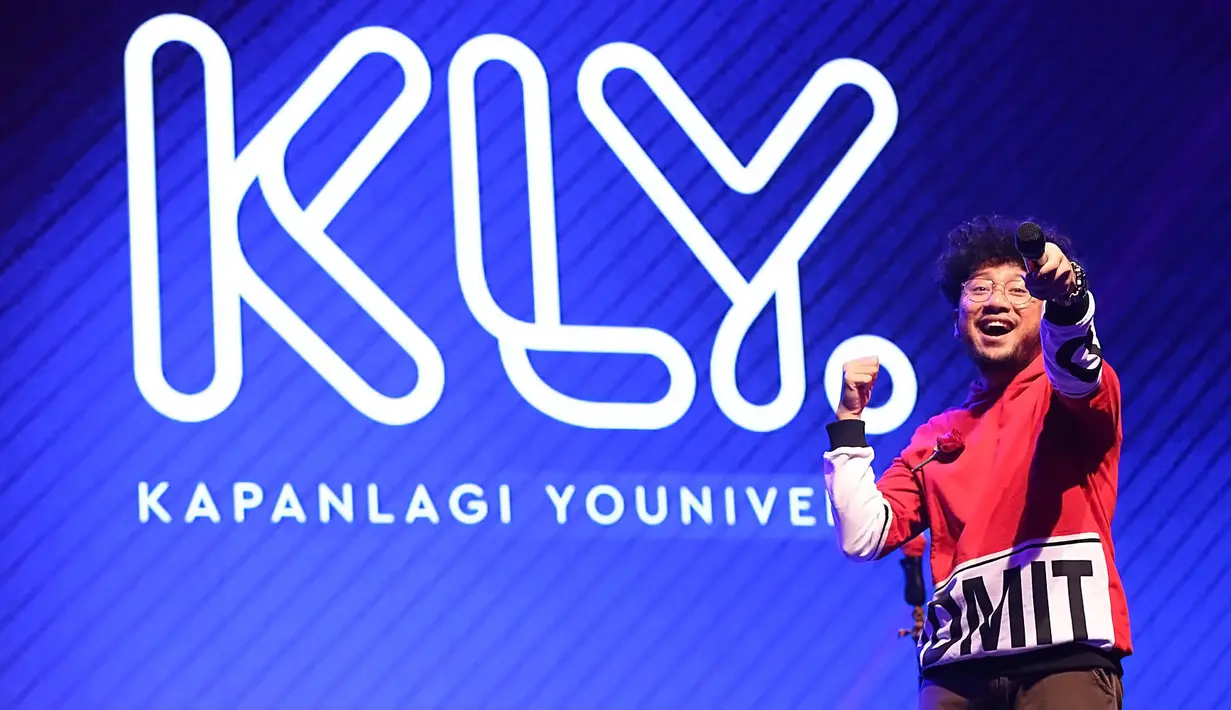 Penyanyi berambut kribo itu menutup penampilannya dengan membawakan lagu Konon Katanya. Selain Kunto Aji, XYZ Creator Awards 2018 juga menyuguhkan penampilan dari Barasuara, Dipha Barus, dan Clarice Cutie. (Bambang E Ros/Bintang.com)