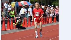 Hidekichi Miyazaki, 105 tahun, saat berlomba di nomor lari 100m Kyoto Masters Autumn Competiton di Kyoto, Jepang, Rabu (23/9/2015). (AFP Photo/Toru Yamanaka)