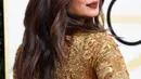 Penampilan bintang Bollywood Priyanka Chopra berpose di karpet merah ajang Golden Globe 2017 di California, Minggu (8/1). Priyanka Chopra memadukan gaun yang dikenakan dengan rambut yang dibiarkan tergerai. (Frazer Harrison/GETTY IMAGES NORTH AMERICA/AFP)