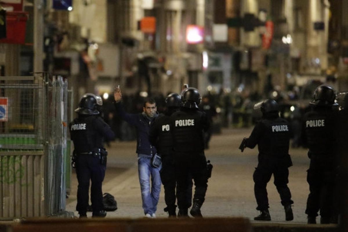 Suasana mencekam polisi kepung persembunyian pelaku Teror Paris