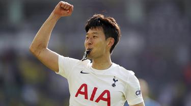 Reaksi pemain Tottenham Hotspur Son Heung-min usai melawan Norwich City pada pertandingan Liga Inggris di Stadion Carrow Road, Norwich, Inggris, 22 Mei 2022. Tottenham Hotspur menang 5-0. (Joe Giddens/PA via AP)
