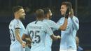 Para pemain Manchester City merayakan gol yang dicetak oleh Aymeric Laporte ke gawang Shakhtar Donetsk pada laga Liga Champions di Stadion Metalist, Selasa (23/10/2018). Shakhtar Donetsk kalah 0-3 dari Manchester City. (AP/Efrem Lukatsky)