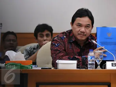 Anggota BPK, Achsanul Qosasi saat rapat dengan Pansus Pelindo II, Jakarta, Rabu (2/12/2015). Kedatangan BPK untuk menyerahkan hasil audit terhadap PT Pelindo II terkait pengelolaan JICT. (Liputan6.com/Johan Tallo)