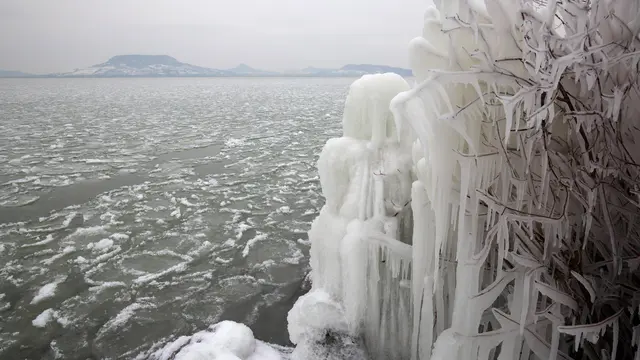 Dilanda Cuaca Ekstrem, Danau di Hungaria Beku Tertutup Salju Tebal