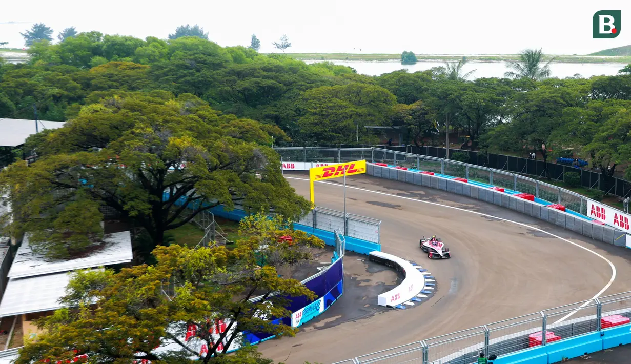 Pembalap Nisan Formula E Team memacu mobilnya dalam sesi kualifikasi Formula E yang berlangsung di Sirkuit Internasional e-Prix, Ancol, Jakarta, Sabtu (21/06/2025) WIB. (Bola.com/M Iqbal Ichsan)