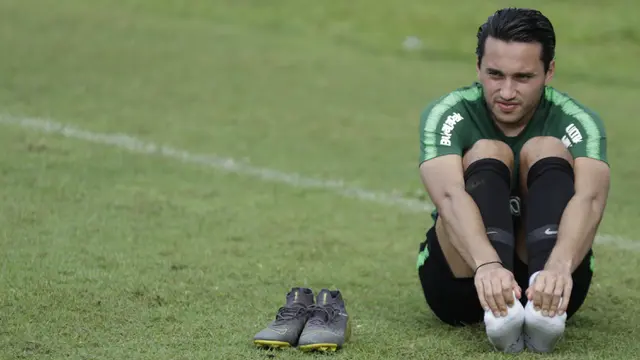 Pemain Timnas Indonesia U-23, Ezra Walian, melakukan pendinginan usai latihan. (Bola.com/Vitalis Yogi Trisna)