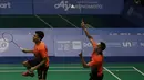 Ganda putra Indonesia, Fajar Rian / Muhammad Rian, mengembalikan kok saat melawan Aaron Chia / Soh Wooi Yik pada final beregu SEA Games 2019 di Multinlupa Sport Center, Rabu (4/12). Fajar / Rian kalah 17-21 dan 13-21. (Bola.com/M Iqbal Ichsan)