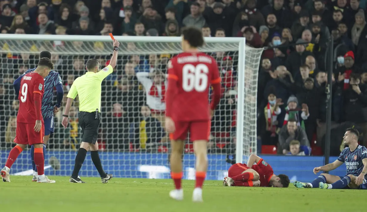 Arsenal ditimpa petaka pada menit ke-24. The Gunners harus bermain dengan 10 pemain akibat Granit Xhaka dikartu merah wasit Michael Oliver usai melanggar Diogo Jota di depan kotak penalti dalam posisi yang bebas untuk mencetak gol. (AP/Jon Super)