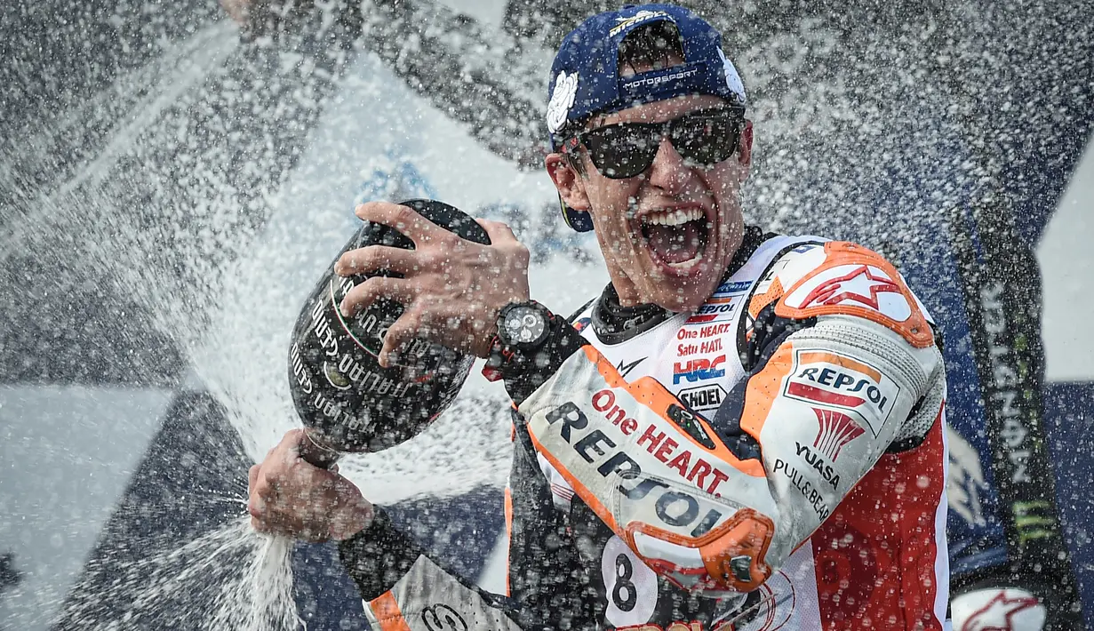 Pembalap Repsol Honda, Marc Marquez, melakukan selebrasi usai menjuarai MotoGP Thailand di Sirkuit Buriram, Minggu (6/10/2019). Pembalap asal Spanyol itu menyudahi balapan 26 lap dengan catatan waktu 39 menit 36,223 detik. (AFP/Lillian Suwanrumpha)