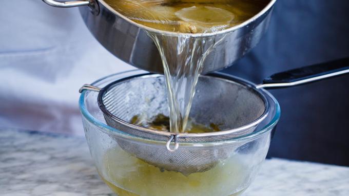 Langkah dan Cara Membuat Membuat Kaldu Ayam yang Tidak Keruh