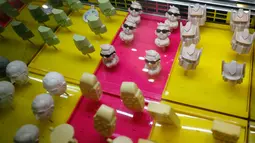 Sanpang susu rasa stroberi berbentuk es krim tiga dimensi (3D-cetak) terlihat di toko Iceason es krim di kota Shanghai, Rabu (27/4). Es krim yang dijual oleh toko Iceason ini bentuknya sangat lucu, ada robot hingga tokoh terkenal. (REUTERS/Aly Song)