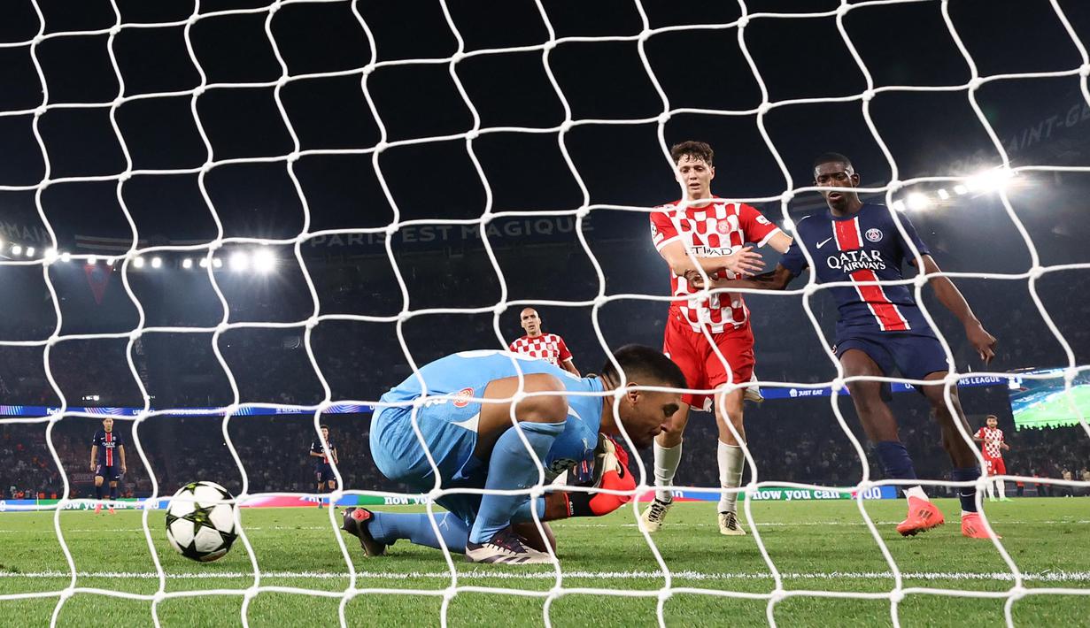 Gol kemenangan Paris Saint-Germain tercipta di menit akhir waktu normal pertandingan (90’) lewat aksi Nuno Mendes yang berhasil memanfaatkan kesalahan penjaga gawang Girona, Paulo Gazzaniga. (Franck FIFE/AFP)