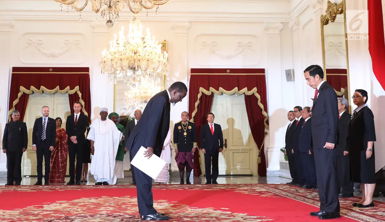 Presiden Jokowi menerima surat-surat kepercayaan Dubes Luar Biasa dan Berkuasa Penuh (LBBP) untuk Republik Indonesia di Istana Merdeka, Jakarta, Selasa (12/9). Sembilan negara menyerahkan surat-surat kepercayaan kepada presiden (Liputan6.com/Angga Yuniar)
