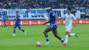 Pemain Persib Bandung, Ramon Tanque mencoba melewati pemain PSIM Yogyakarta, Ezequiel Vidal pada pertandingan pekan ke-31 BRI Super League 2025/2026di Stadion Gelora Bandung Lautan Api, pada Senin (4/5/2026) sore WIB. (Bola.com/Erwin Snaz)