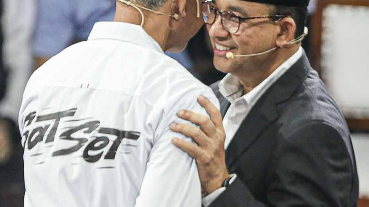 FOTO: Momen Adem Anies-Prabowo-Ganjar Berpelukan Usai Saling Serang di Debat Capres