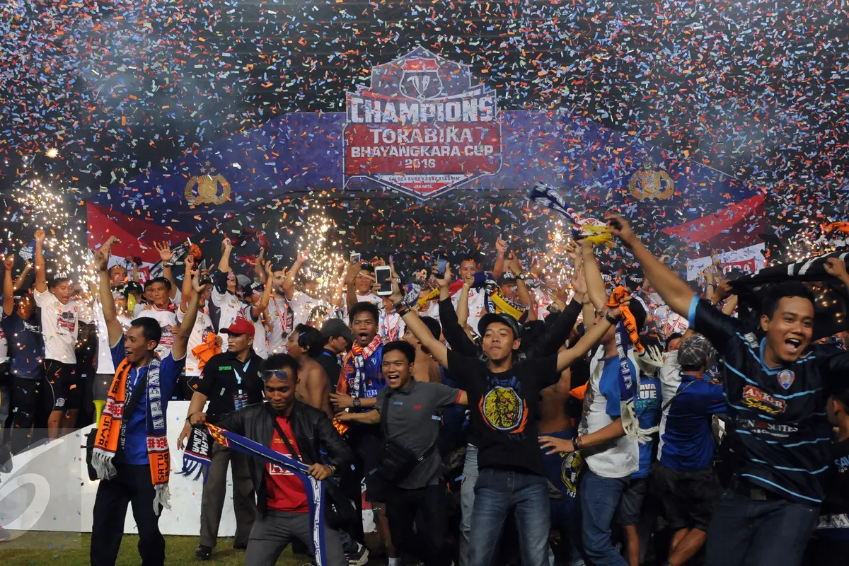 20160403-Arema Cronus Juara, Aremania Kuasai Lapangan GBK-Jakarta