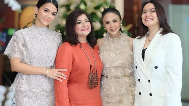 Keakraban Yuni Shara dan Nur Afni Octavia.