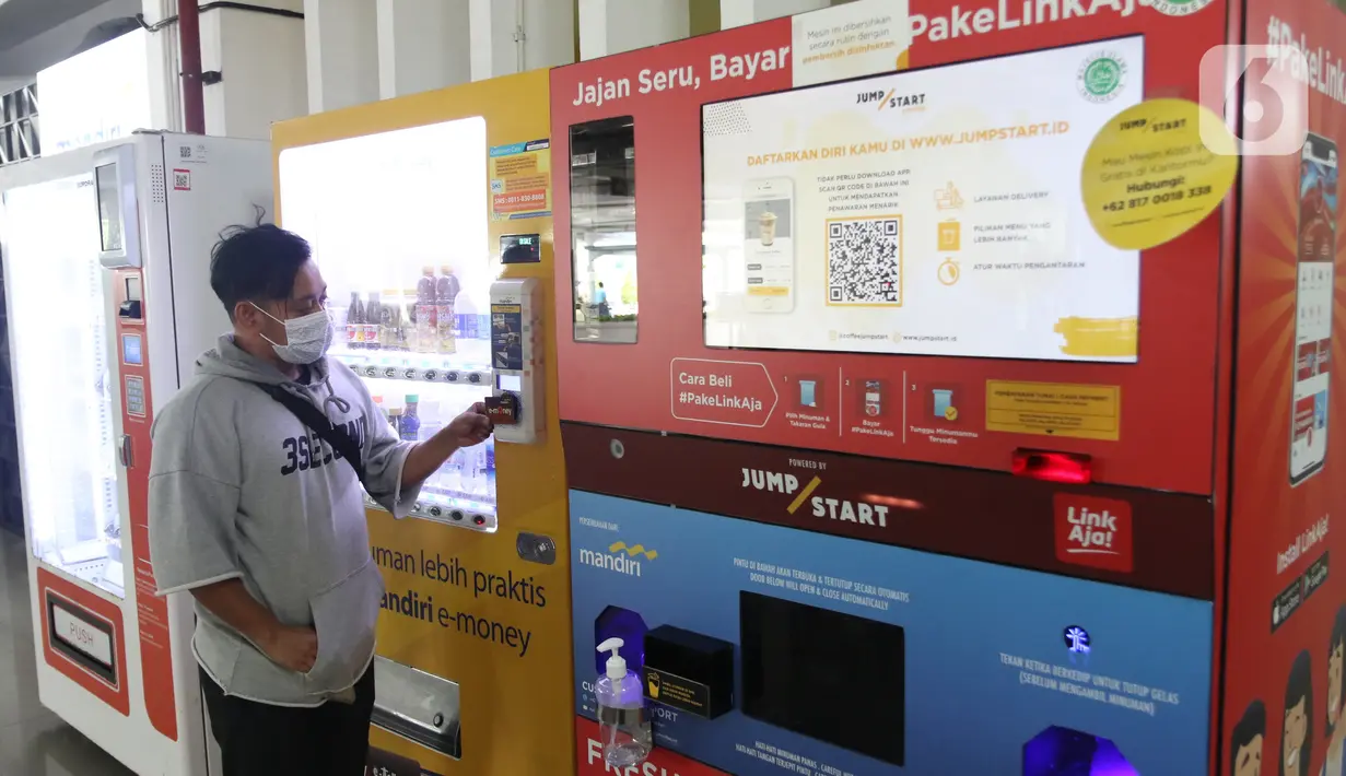 Konsumen bertransaksi dengan uang elektronik di Jakarta, Rabu (2/12/2020). Saat ini frekuensi transaksi mandiri e-money telah menembus 650 juta transaksi dengan nilai yang mencapai Rp10 triliun pada Januari-September 2020 lalu. (Liputan6.com/Angga Yuniar)