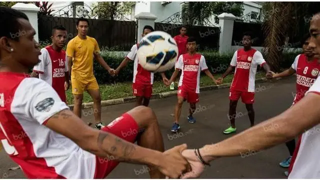 Video Latihan Tim PSM Makassar jelang Trofeo Persija, yang dilakukan di jalan sebuah komplek perumahan di Jakarta.