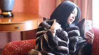 Syahrini berpose di sofa tempat dia menginap di hotel Jepang (dok.instagram@princessyahrini/https://www.instagram.com/p/BuU6jQDF2PO/Adinda Kurnia)