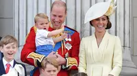 Anggota keluarga Kerajaan Inggris di momen Trooping the Color di balkon Buckingham Palace, London, Inggris, 8 Juni 2019. (DANIEL LEAL-OLIVAS / AFP)