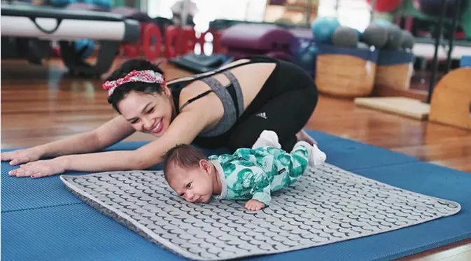 Anak pertama pasangan Andien Aisyah dan Ippe, lahir pada 7 Januari 2017. Bayi berjenis kelamin laki-laki itu lahir melalui proses water birth di rumahnya dan diberinama Anaku Askara Biru. (Instagram/andienippekawa)