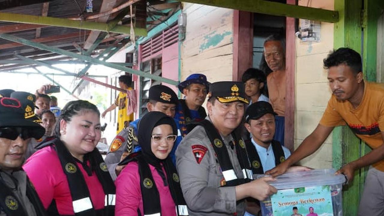 Kapolda Riau Irjen Mohammad Iqbal dan Istri Kunjungi Warga Korban Banjir