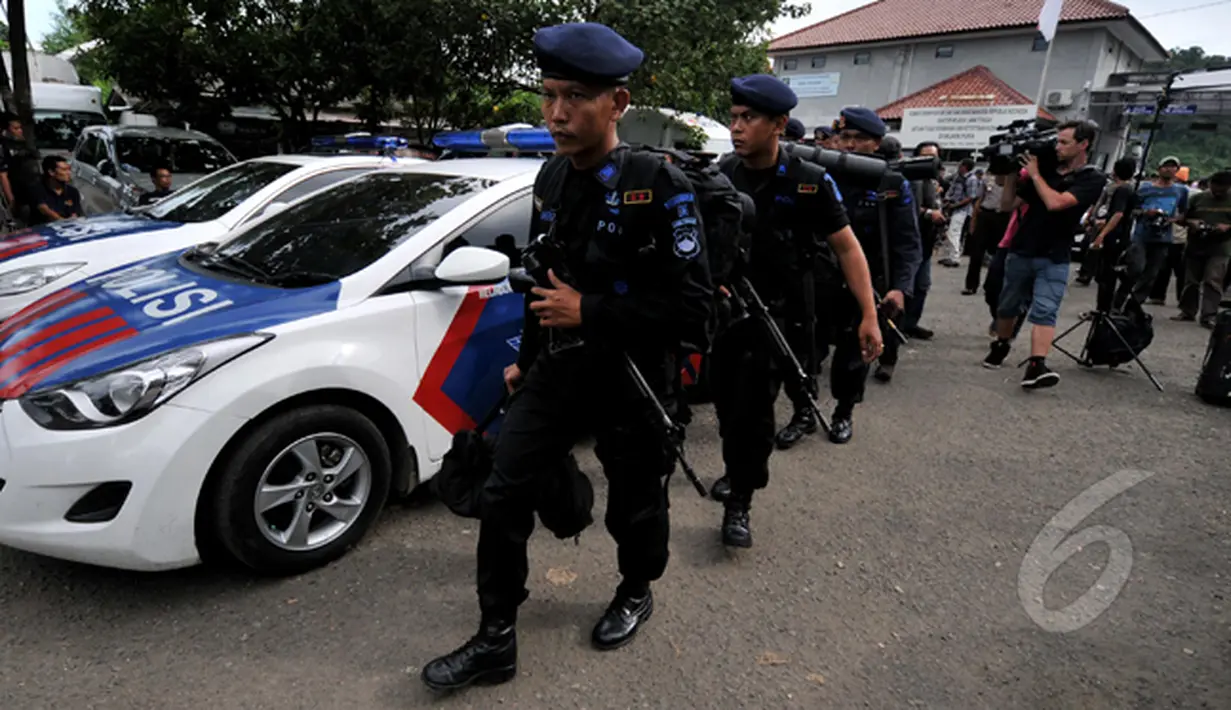 Puluhan aparat kepolisian dikerahkan untuk menjaga proses eksekusi terpidana mati di Nusakambangan, Cilacap, Jawa Tengah, (4/3/2015). Jelang eksekusi mati terpidana narkoba, keamanan di Nusakambangan diperketat.(Liputan6.com/Johan Tallo)