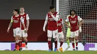 Para pemain Arsenal tertunduk lesu setelah Tomas Holes, pemain Slavia Praha, mencetak gol penyama kedudukan saat kedua kesebelasan bertanding pada leg pertama perempat final Liga Europa, Jumat (9/4/2021) dini hari WIB. (Ian KINGTON / AFP)
