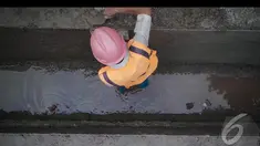 Pekerja sedang menyelesaikan pembuatan saluran sdpu tata air di jalan Agus Salim, Jakarta, Senin (11/8/2014) (Liputan6.com/Faizal Fanani)
