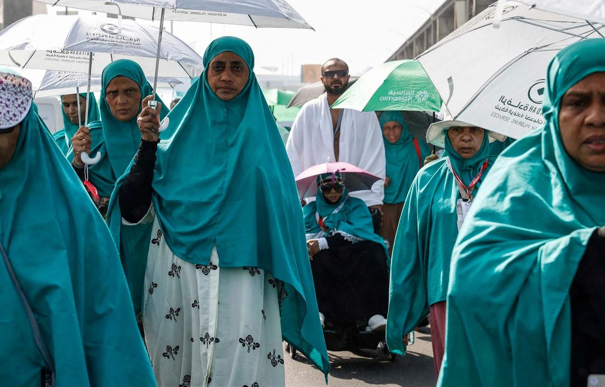 FOTO: Jemaah Haji Berpayung dan Disemprot Air Saat Cuaca Panas Ekstrem di Mina