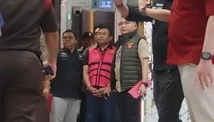 Mantan Wakil Kepala BGN Bidang Operasional Pemenuhan Gizi Sony Sonjaya (tengah) digiring oleh petugas menuju mobil tahanan usai ditetapkan tersangka dalam kasus dugaan tindak pidana korupsi tata kelola program Makan Bergizi Gratis (MBG) pada BGN tahun 2025-2026 di Gedung Jampidsus Kejagung, Jakarta, Rabu (3/6/2026) (Antara)
