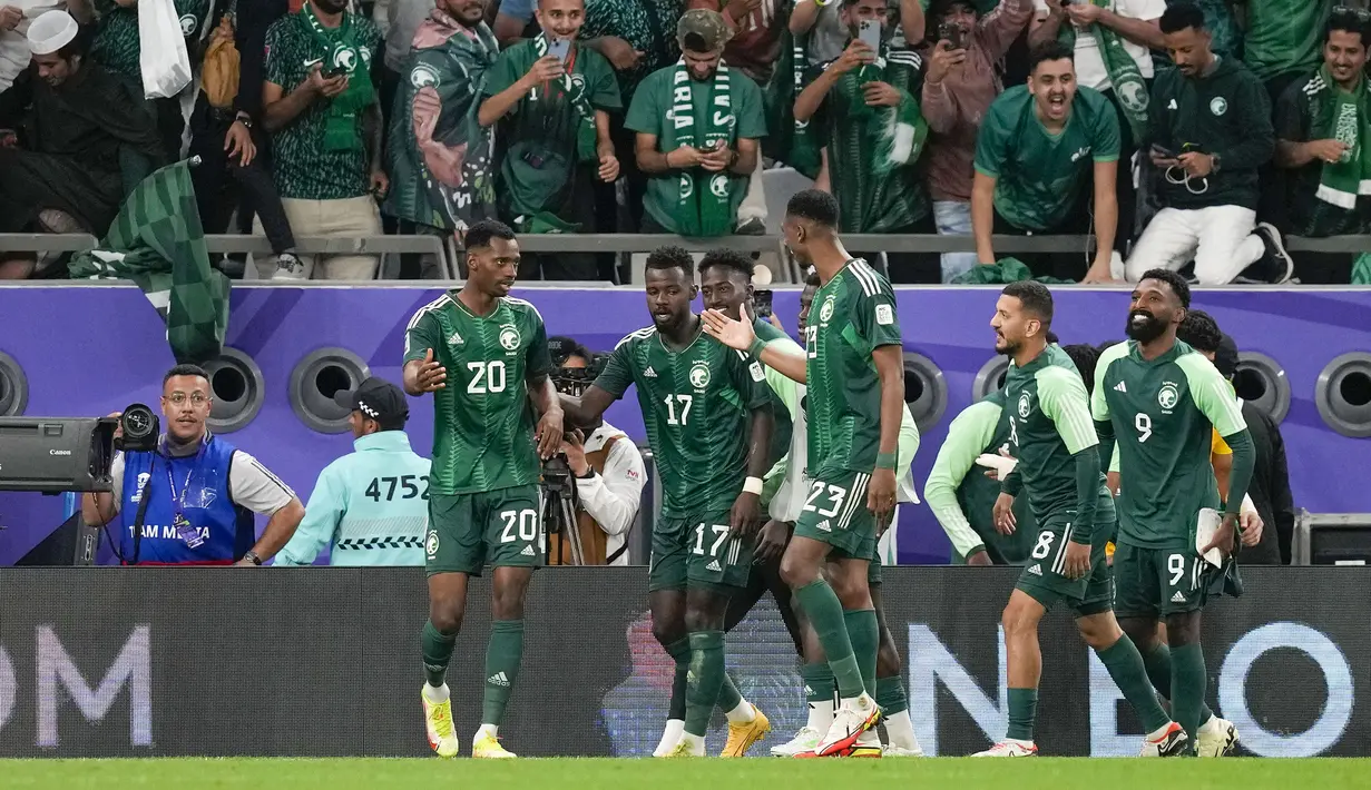 Selebrasi para pemain Timnas Arab Saudi setelah striker Abdullah Radif (kiri) mencetak gol ke gawang Korea Selatan pada laga babak 16 besar Piala Asia 2023 di Education City Stadium, Al Rayyan, Qatar, Rabu (31/1/2024) dini hari WIB. (AP Photo/Thanassis Stavrakis)