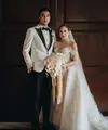 Lihat lagi potret pesona visual luar biasa saat keduanya mengadakan resepsi pernikahan. Bak prince dan princess dibalut busana pengantin modern bernuansa putih. [Foto: Instagram/salshabillaadr]