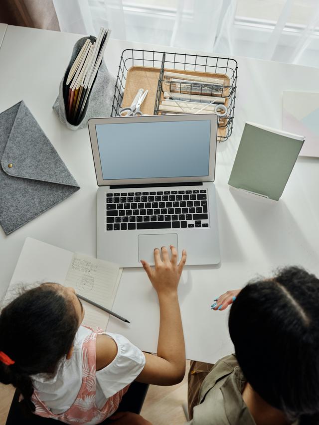 Ilustrasi anak dan laptop | August de Richelieu dari Pexels