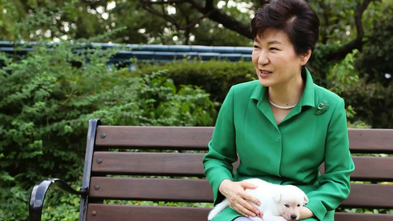 Park Geun-hye dan salah satu anjing peliharaannya
