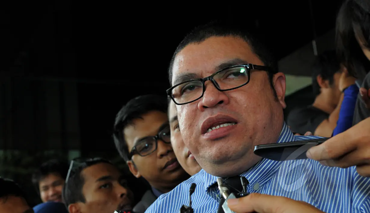 Kuasa hukum Sutan Bhatoegana, Razman Arif Nasution memberi keterangan di Gedung KPK, Jakarta, Kamis (5/3/2015). Kedatangannya untuk menyampaikan surat permohonan penangguhan penahanan terhadap Sutan . (Liputan6.com/Faisal R Syam)
