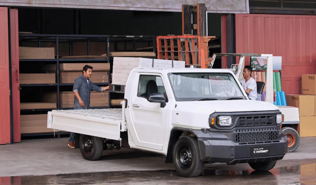 "Toyota kembali ke pasar mobil komersial dengan pasarkan All New Hilux Rangga (4x2), setelah Hiace dan Hilux 4x4."