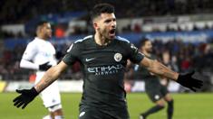 Striker Manchester City, Sergio Aguero, melakukan selebrasi usai mencetak gol ke gawang Swansea City pada laga Premier League di Stadion Liberty, Rabu (13/12/2017). Manchester City menang 4-0 atas Swansea City. (AP/Nick Potts)