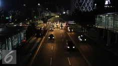 Sejumlah kendaraan melintas di Jalan MH Thamrin, Jakarta, Sabtu (31/12). Pemprov DKI Jakarta memutuskan meniadakan malam bebas kendaraan pada malam pergantian tahun 2016-2017 karena alasan keamanan. (Liputan6.com/Helmi Fithriansyah)