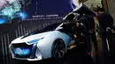 Pengunjung duduk di mobil keluaran China, Chang Jiang EV yang dipamerkan dalam Auto China 2018 di Beijing (26/4). (AP Photo / Andy Wong)